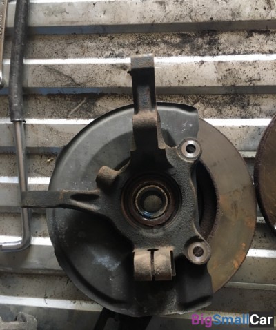 Кулак поворотный левый митсубиси Лансер 10