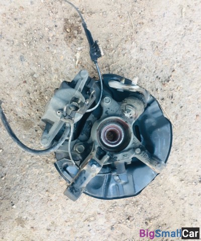 Кулак поворотный левый тойота авенсис 2005