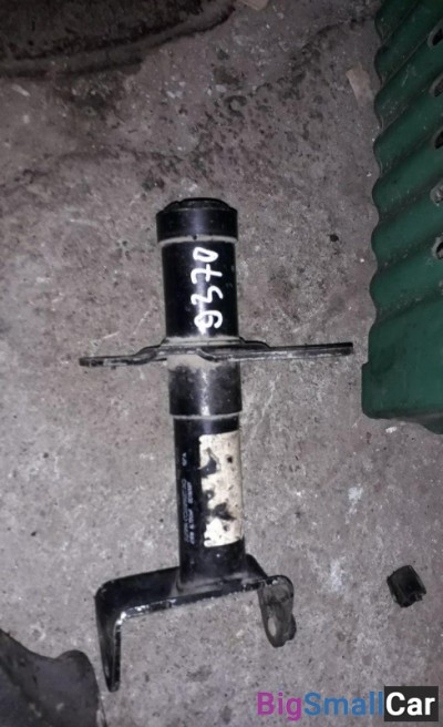 Кронштейн усилителя переднего бампера левый Passat  B5  1996-2000 б/у