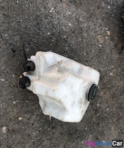 Бачок омывателя Toyota Prius